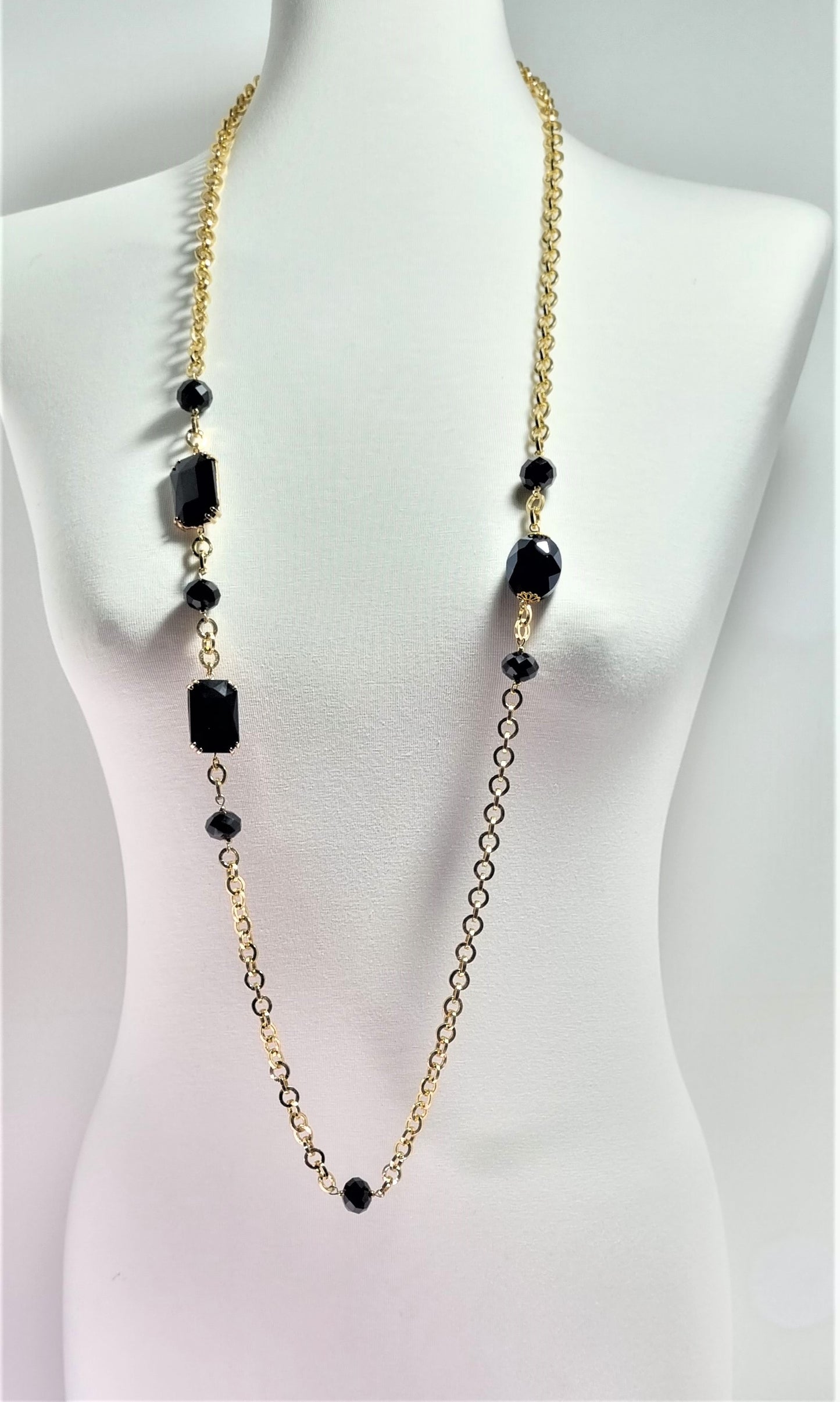 Collana GRACE i metalli .029,  grandi  cristalli sfaccettati incastonati, maglie metallo  dorato  lucido e satinato.