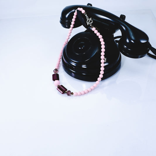 Collana ZELDA .034 pasta corallo rosa, agata fucsia e cristalli.