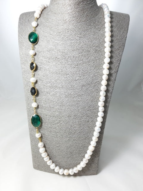 Collana LE PERLE .040 filo di perle di fiume e cristalli incastonati .
