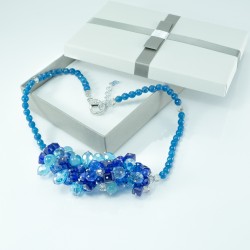 Collana I CRISTALLI .051  un filo agata blu con centrale cristalli vari colori e forme.