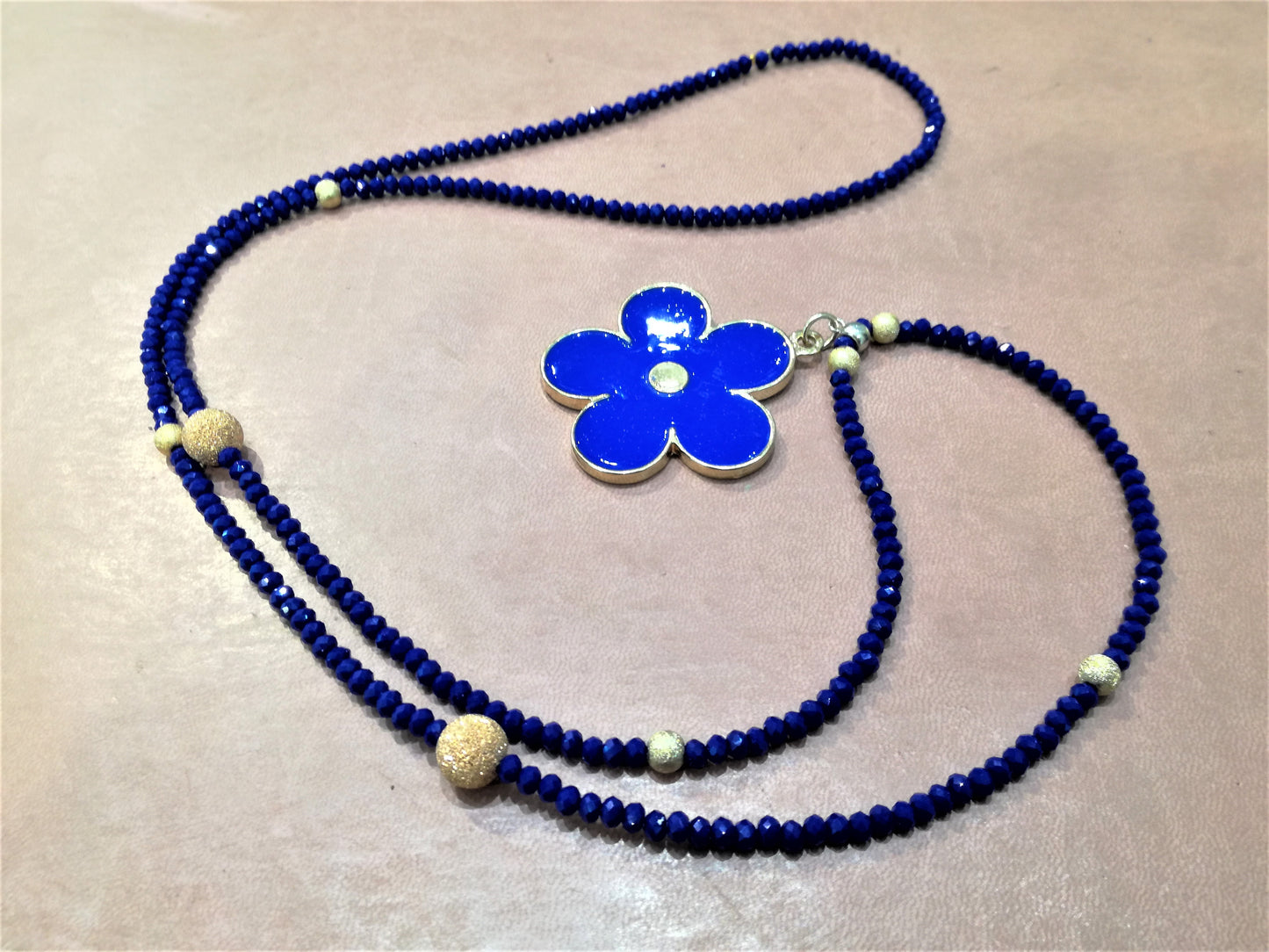 Collana SOPHIA i colori .016 piccoli cristalli blu con perline dorate e ciondolo grande fiore metallo blu.