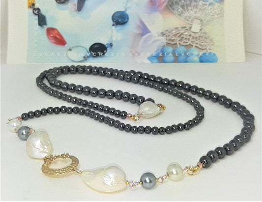 Collana LE PERLE .054 lunga, perle ematite due misure, perle barocche e connettore metallo dorato.