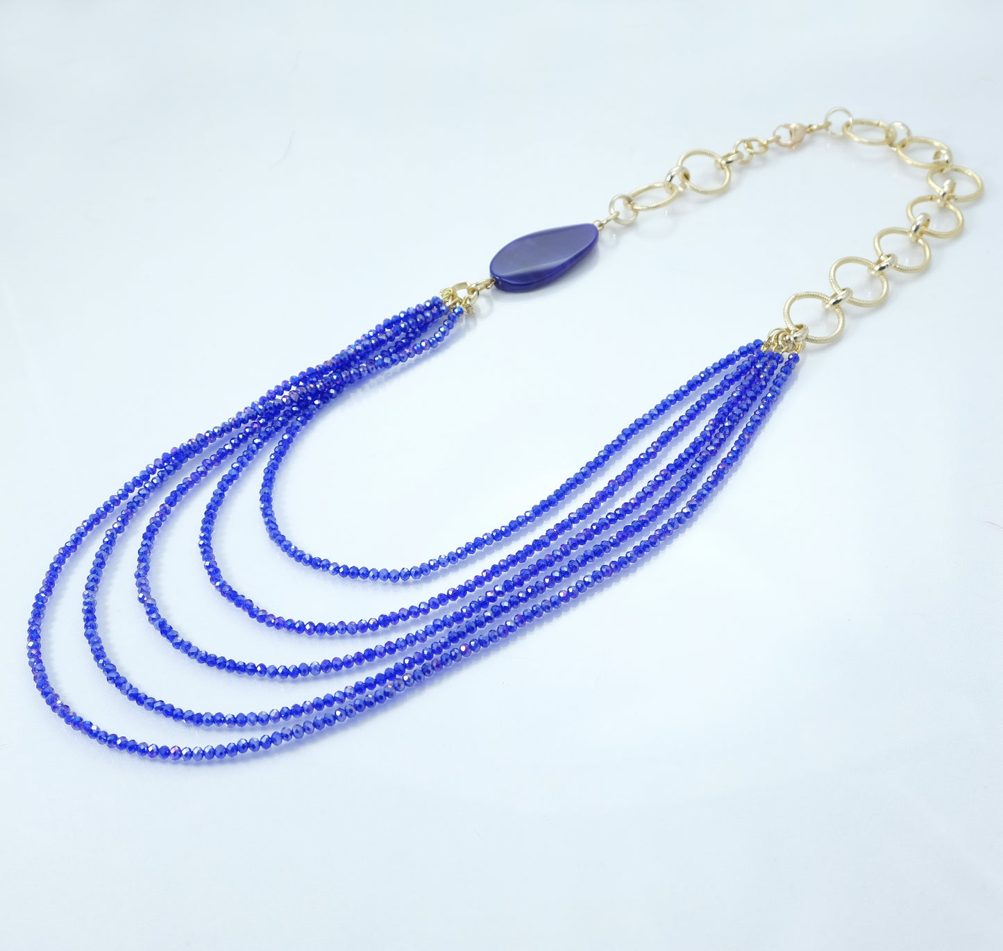 Collana I CRISTALLI .055 piccoli cristalli blu cangianti, ametista laterale, metallo dorato.