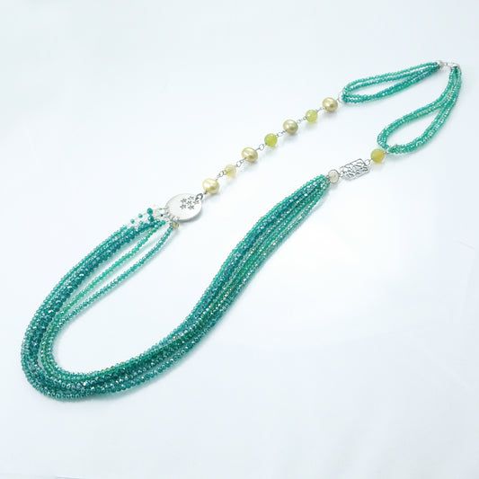 Collana I CRISTALLI .056 vari fili cristalli verde smeraldo cangiante, perle, elementi acciaio.