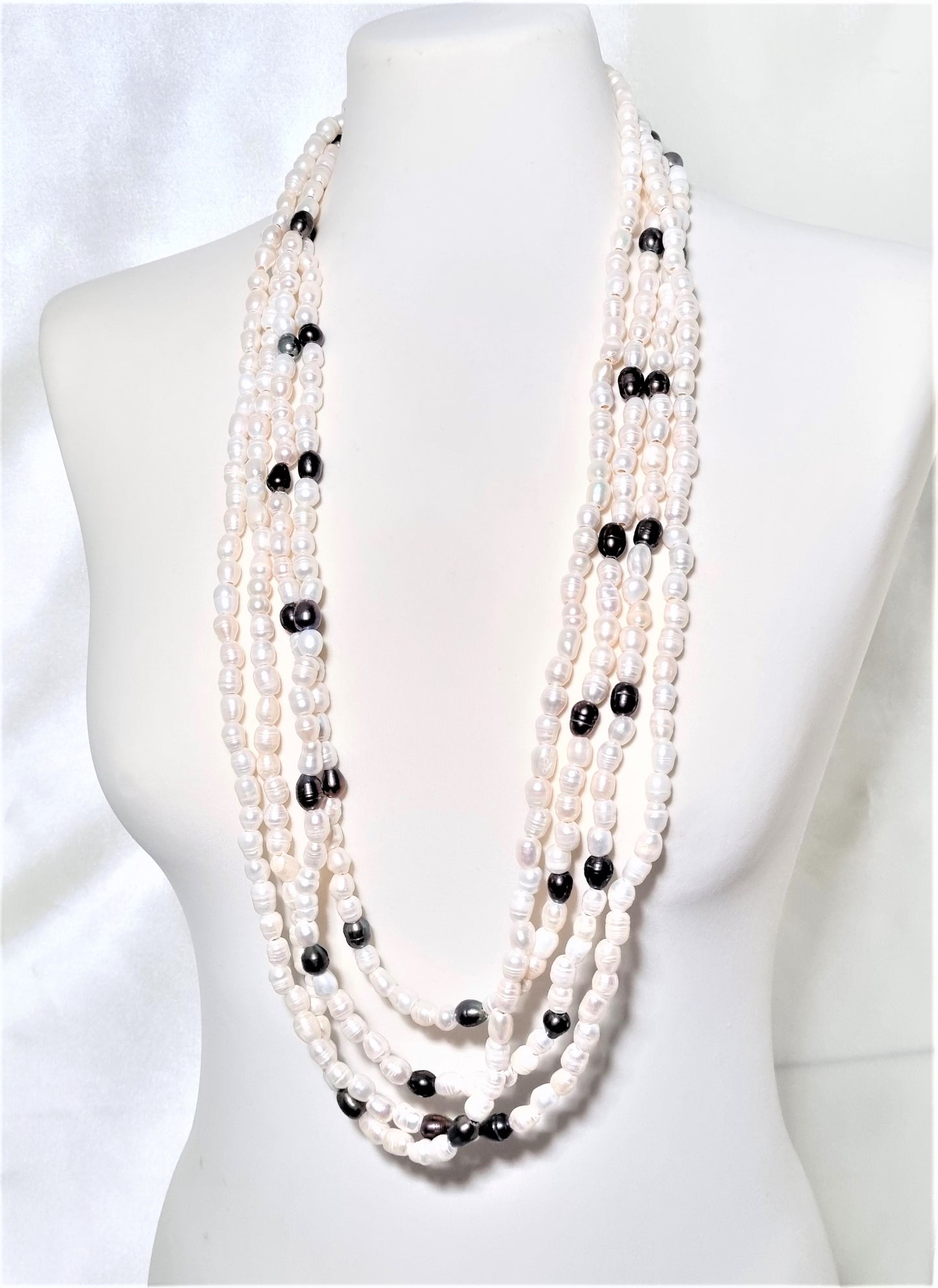 Collana LE PERLE .068+069 lunga, perle acqua dolce panna e grigio scuro.