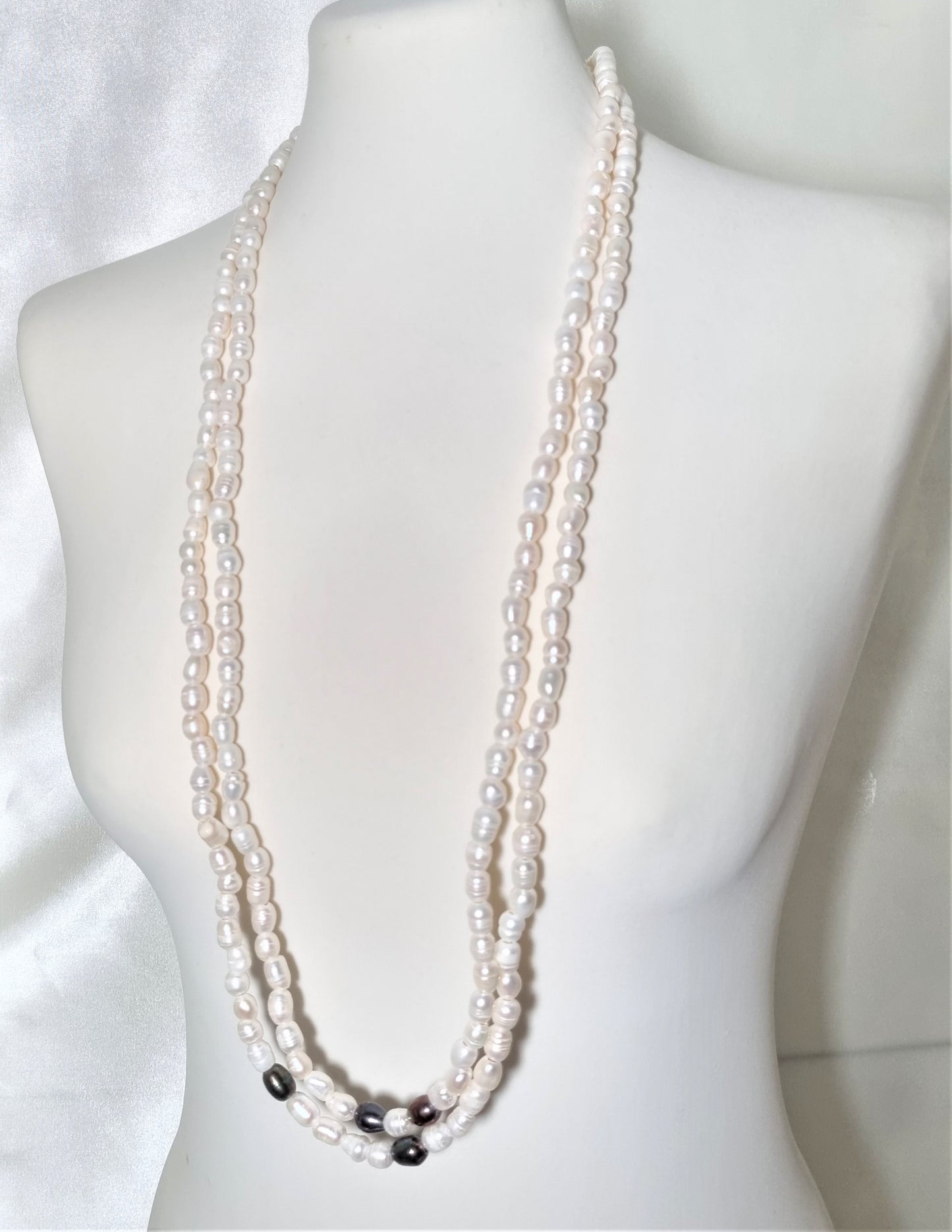 Collana LE PERLE .068+069 lunga, perle acqua dolce panna e grigio scuro.