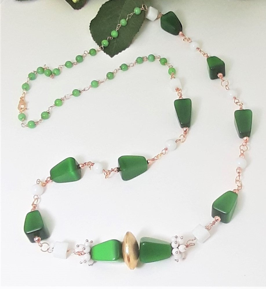 Collana LE PIETRE .074 pezzi agata verde e perle agata bianca combinati.