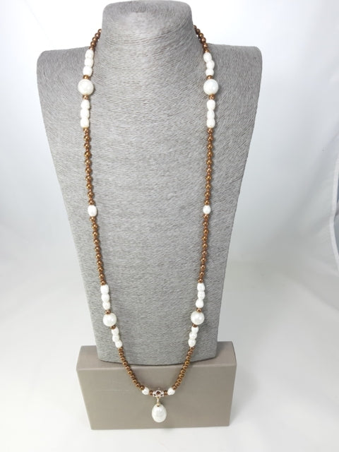 Collana ZELDA .71a perle bronzo, bianche e di acqua dolace con perla barocca a ciondolo.