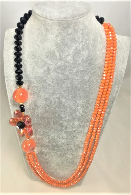 Collana I CRISTALLI .083  cristalli arancio e nero, fiore cristallo e grandi perle resina.