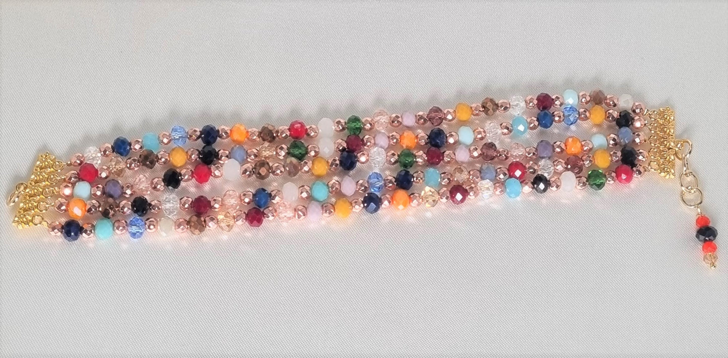 Collana I CRISTALLI .044 quattro fili di piccoli cristalli colorati e perline oro.