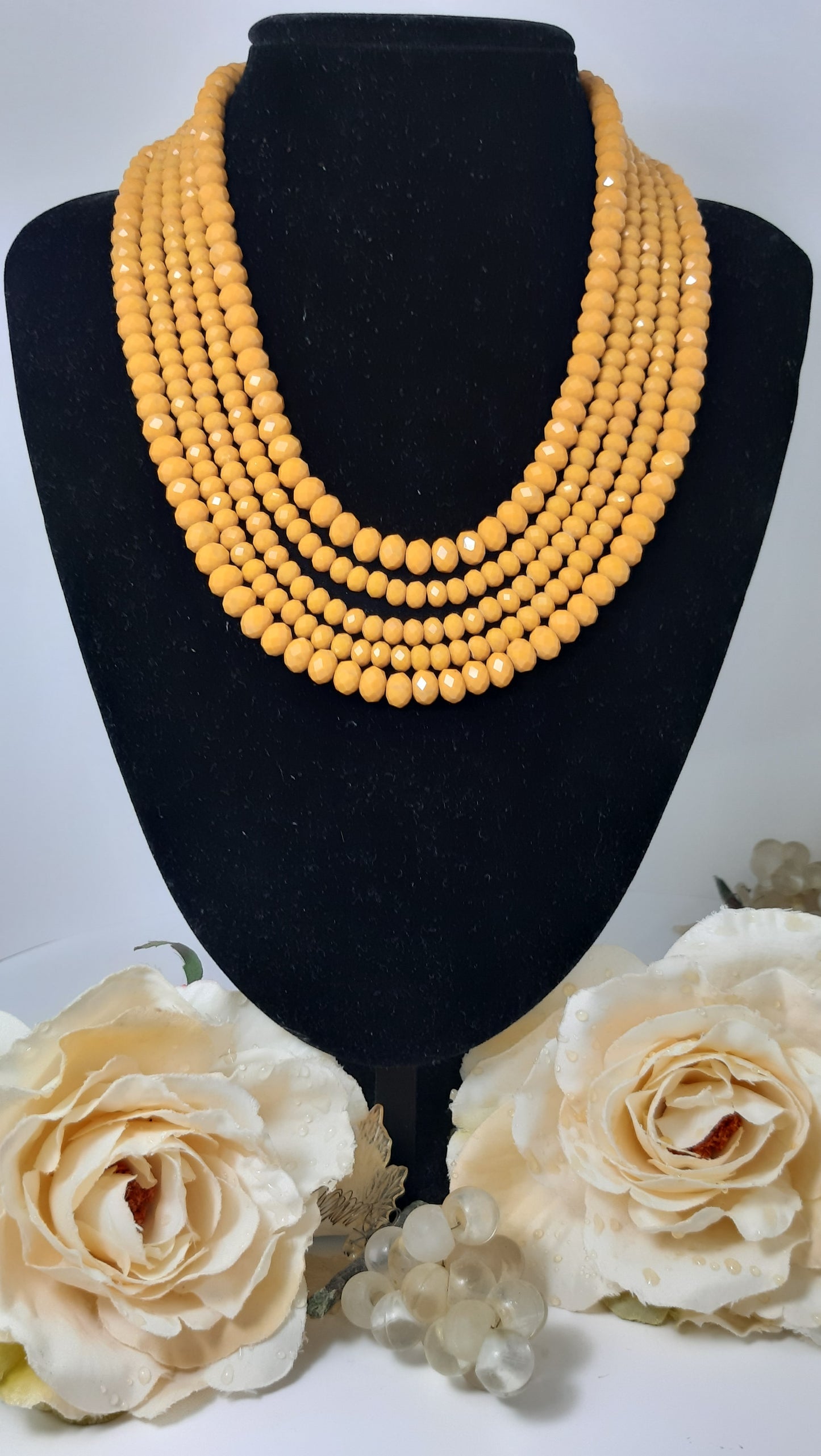 Collana I CRISTALLI .071 cinque fili di cristalli colore giallo intenso, chiusura a farfalla filigranata dorata.