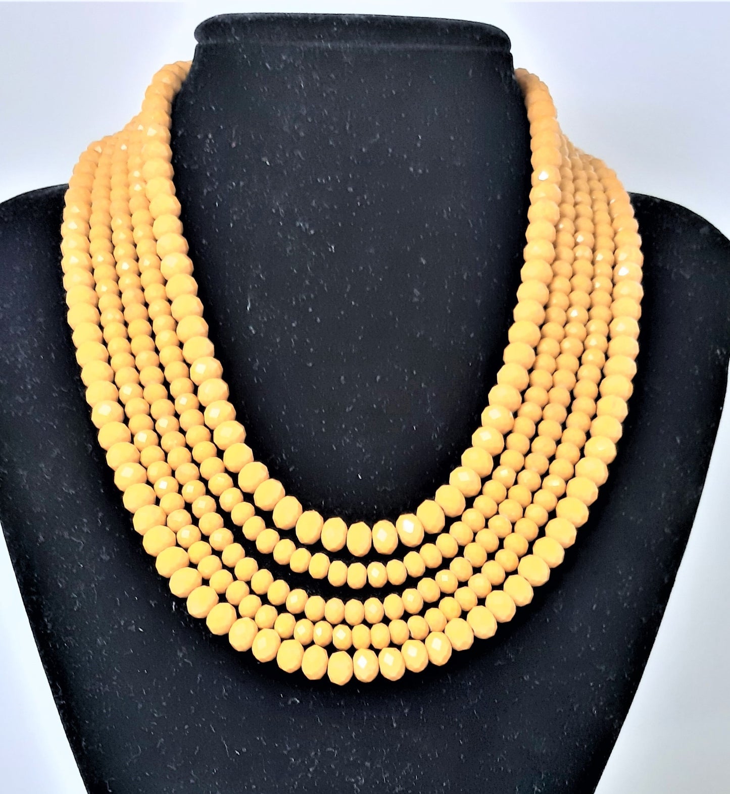 Collana I CRISTALLI .071 cinque fili di cristalli colore giallo intenso, chiusura a farfalla filigranata dorata.