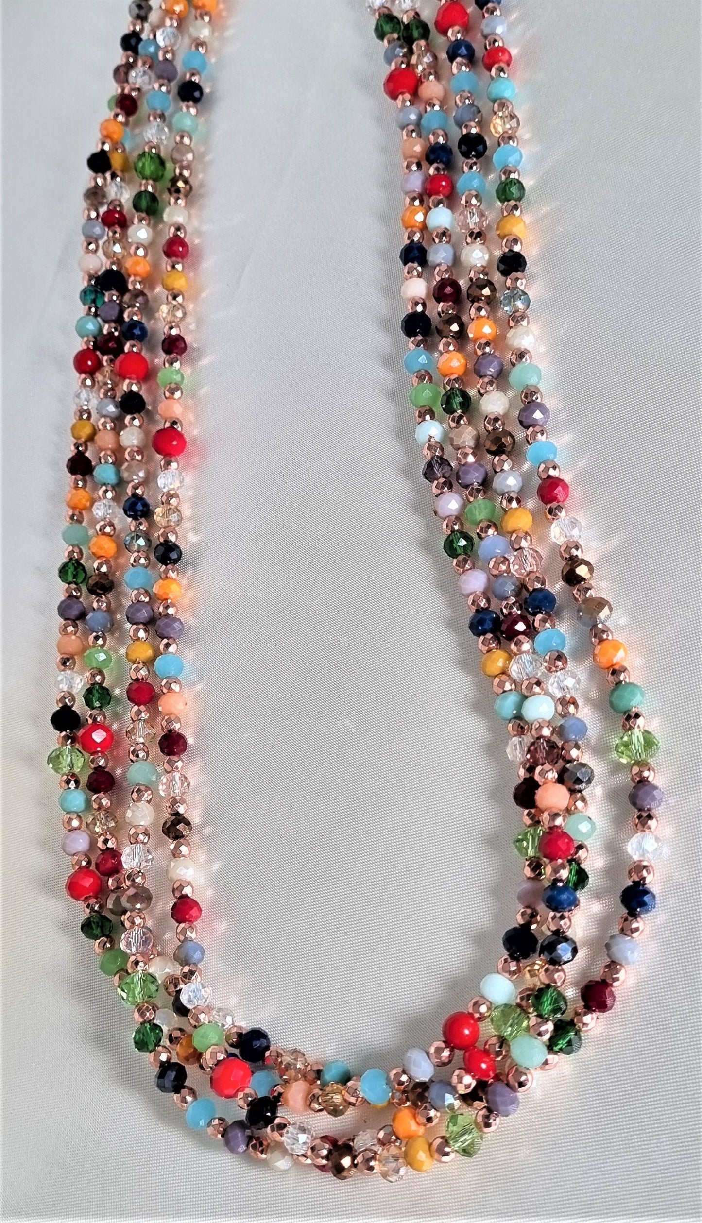 Collana I CRISTALLI .044 quattro fili di piccoli cristalli colorati e perline oro.