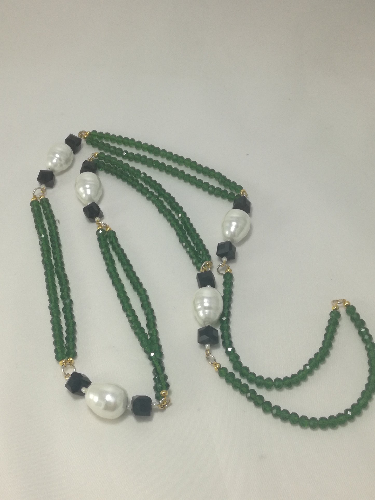 Collana ZELDA .071 cristalli verdi, perle barocche e cubetti cristallo nero.