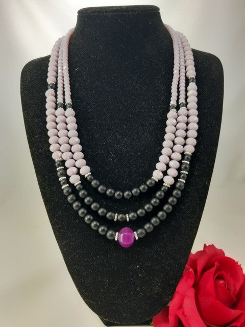 Collana I CRISTALLI .076 tre fili girocollo cristalli lavanda con perle opache centrali.