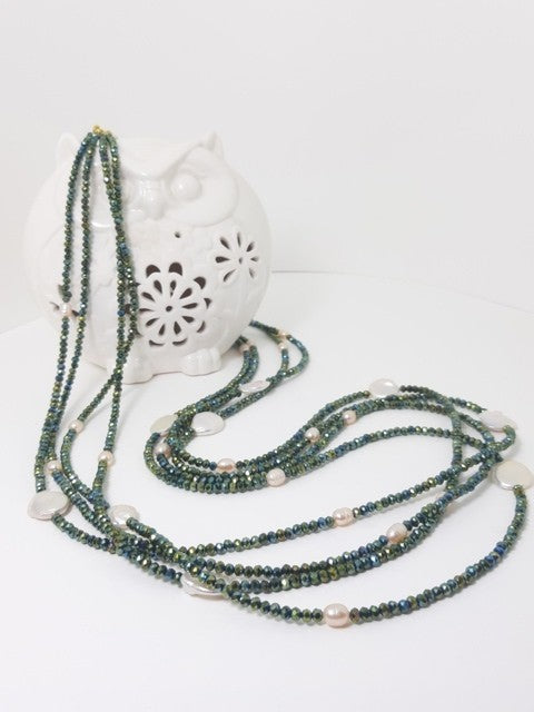 Collana I CRISTALLI .089 piccoli cristalli verde cangiante con perle scaramazze piatte.