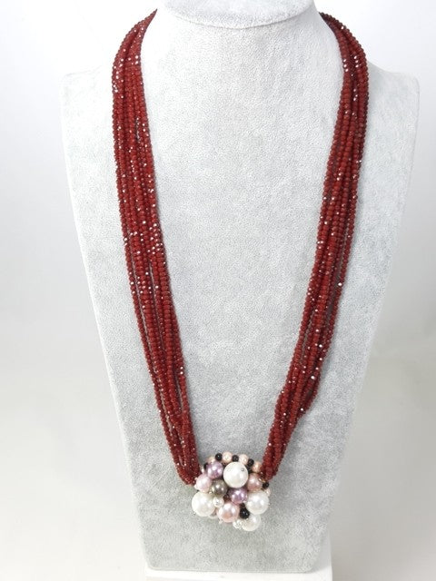 Collana ZELDA .063 piccoli cristalli bordò con centrale di perle miste.