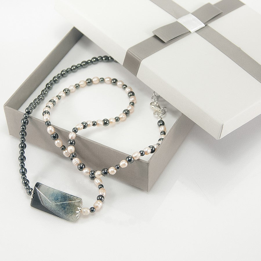 Collana I NERI .007 piccole perle di hematite e perle di fiume con quarzo laterale.