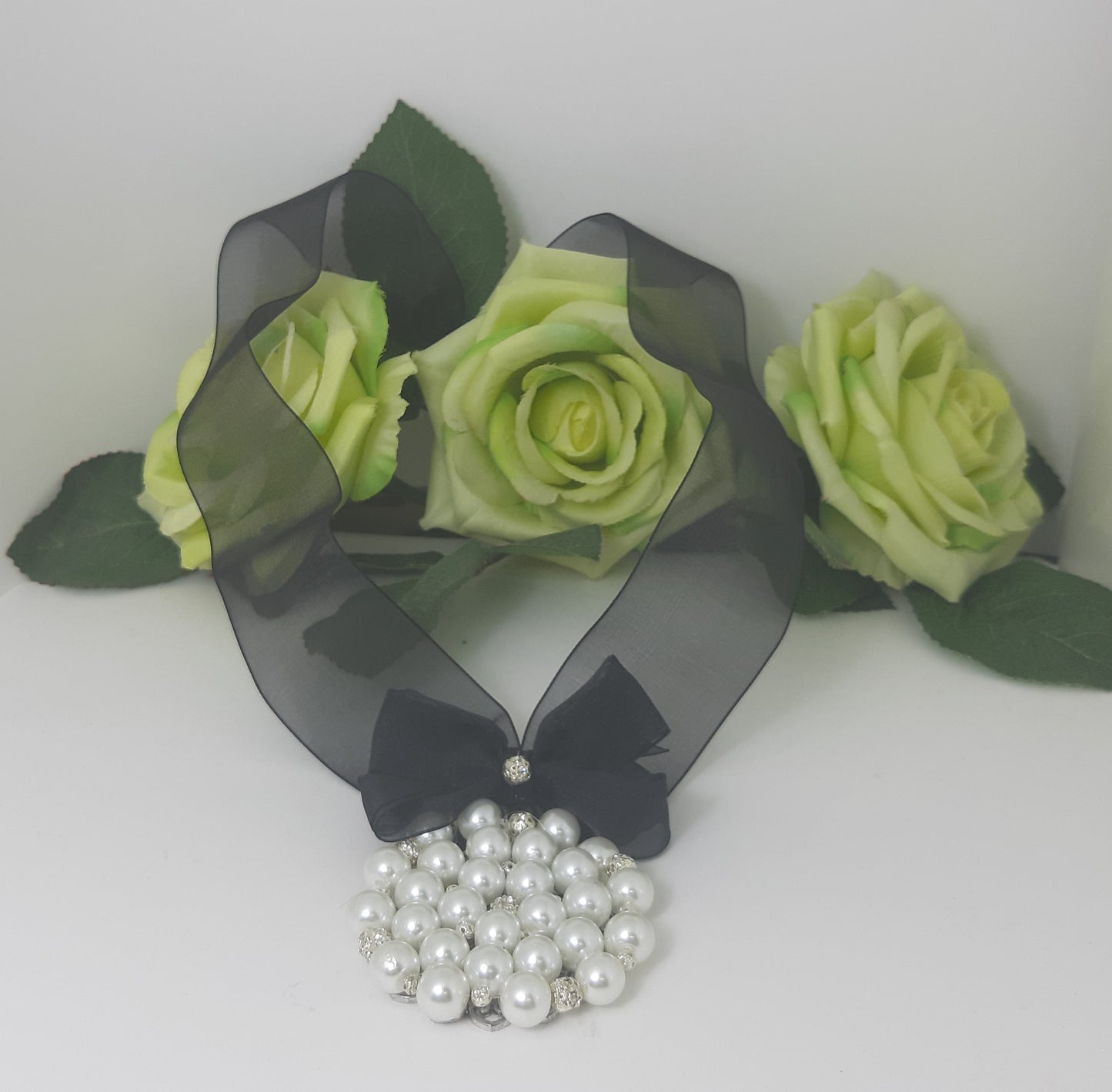Collana FIOCCO .004, nastro in organza con fiocco, ciondolo con perle e strass.