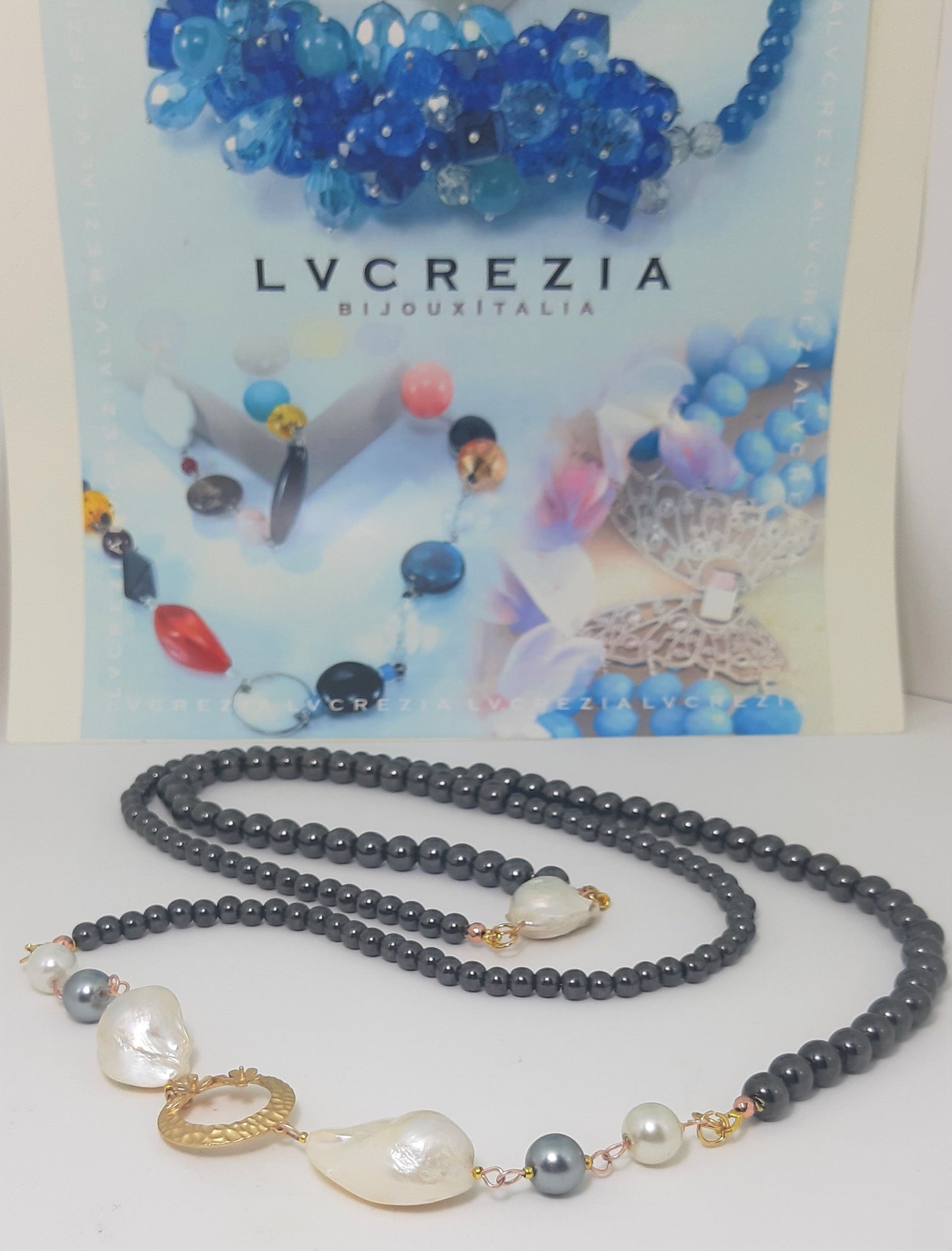 Collana LE PERLE .054 lunga, perle ematite due misure, perle barocche e connettore metallo dorato.