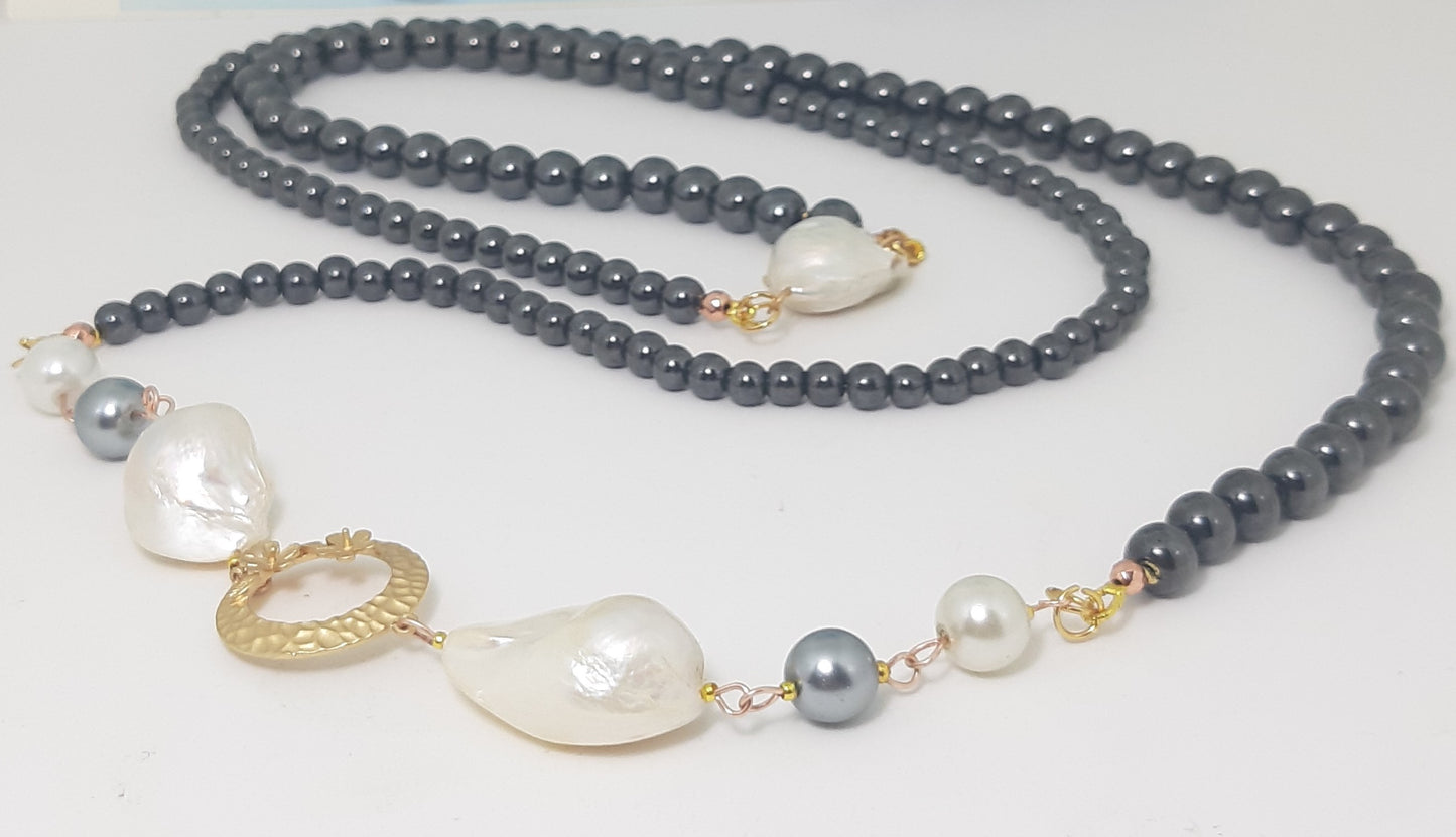 Collana LE PERLE .054 lunga, perle ematite due misure, perle barocche e connettore metallo dorato.