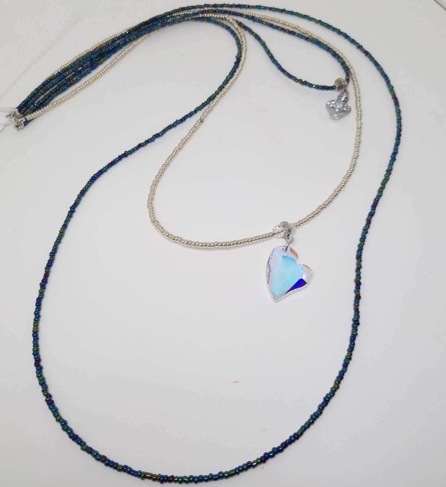 Collana AMORE .003 rocailles colore panna e blu con ciondolino acciaio e cristallo swarovski.