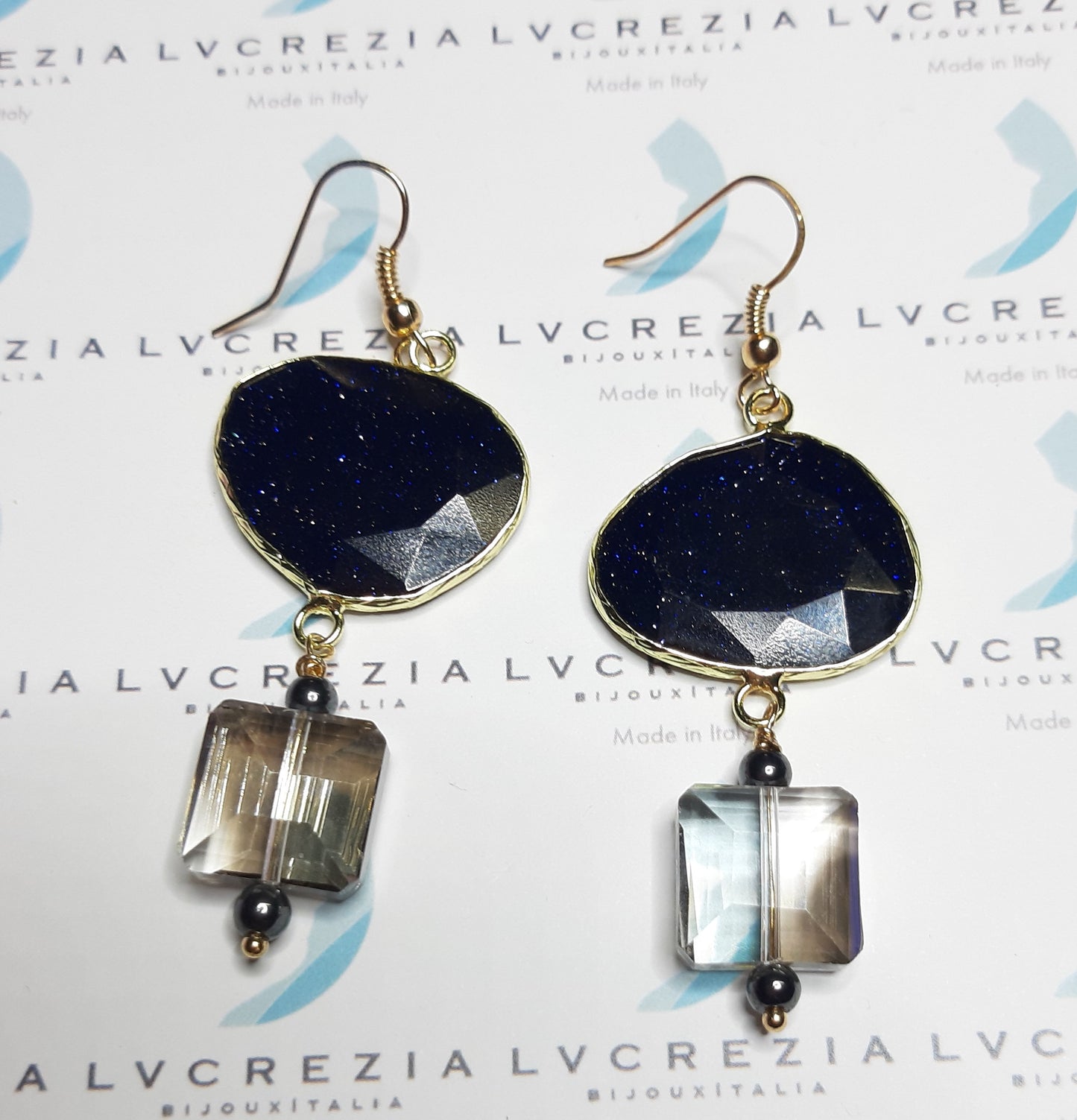 Orecchini I CRISTALLI .034  pendenti grande pietra di luna incastonata e perla cristallo fumè quadrata.