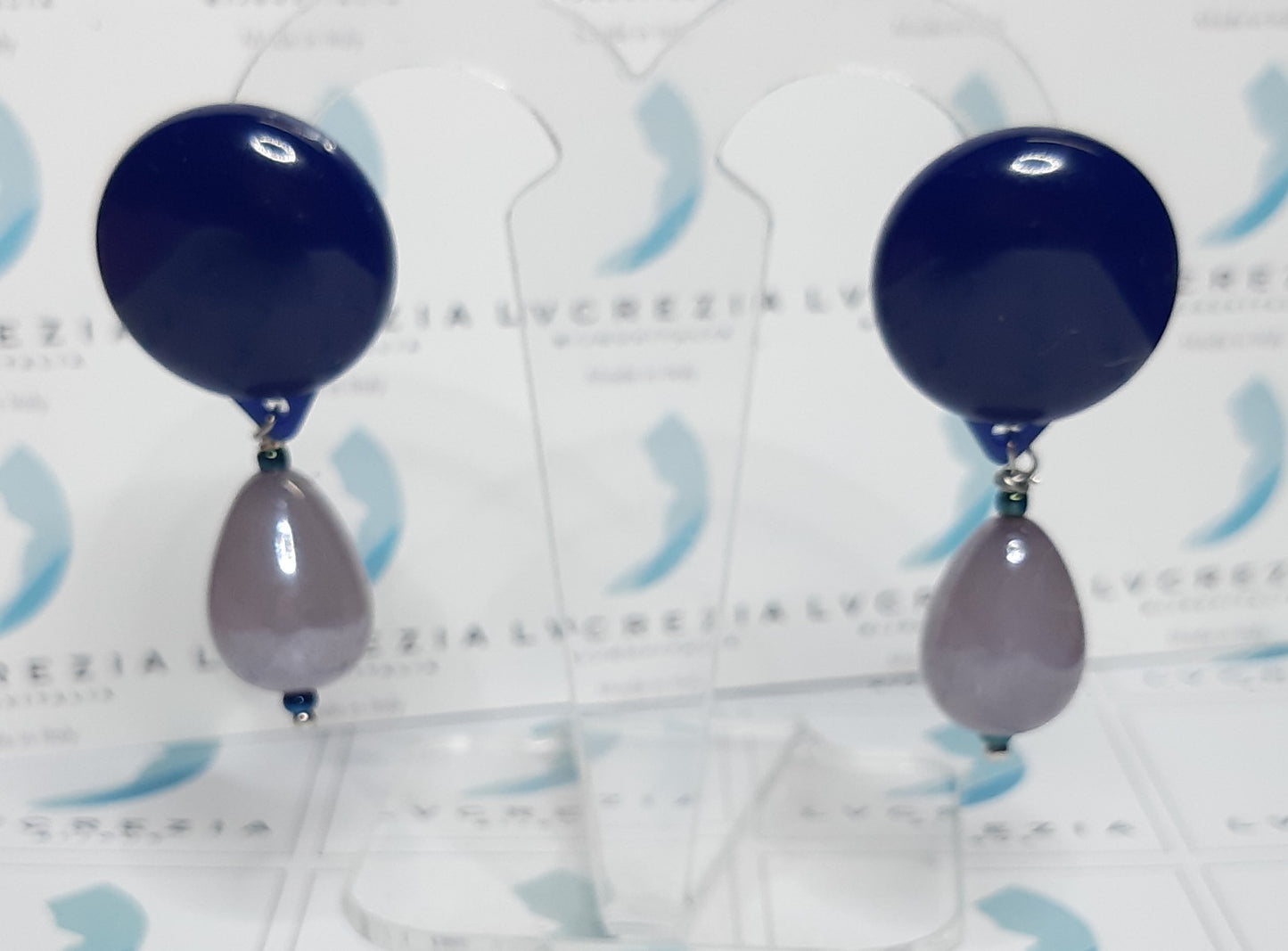Orecchini SOPHIA i colori .019 bottone resina blu con perla grigia metallizzata.