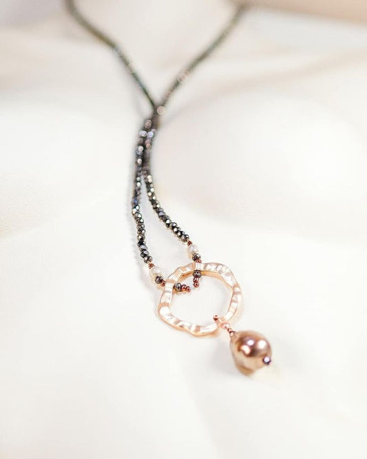 Collana I CRISTALLI .018 filo di cristalli brown e finale metallo dorato zama con perla barocca tortora.