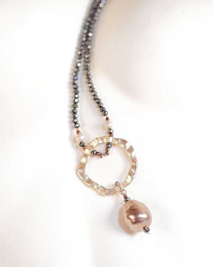 Collana I CRISTALLI .018 filo di cristalli brown e finale metallo dorato zama con perla barocca tortora.