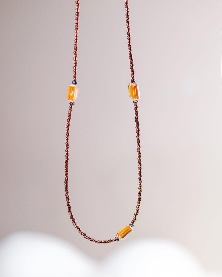 Collana ZELDA .067 lunga, perline bronzo e cristalli quadrati giallo ocra.