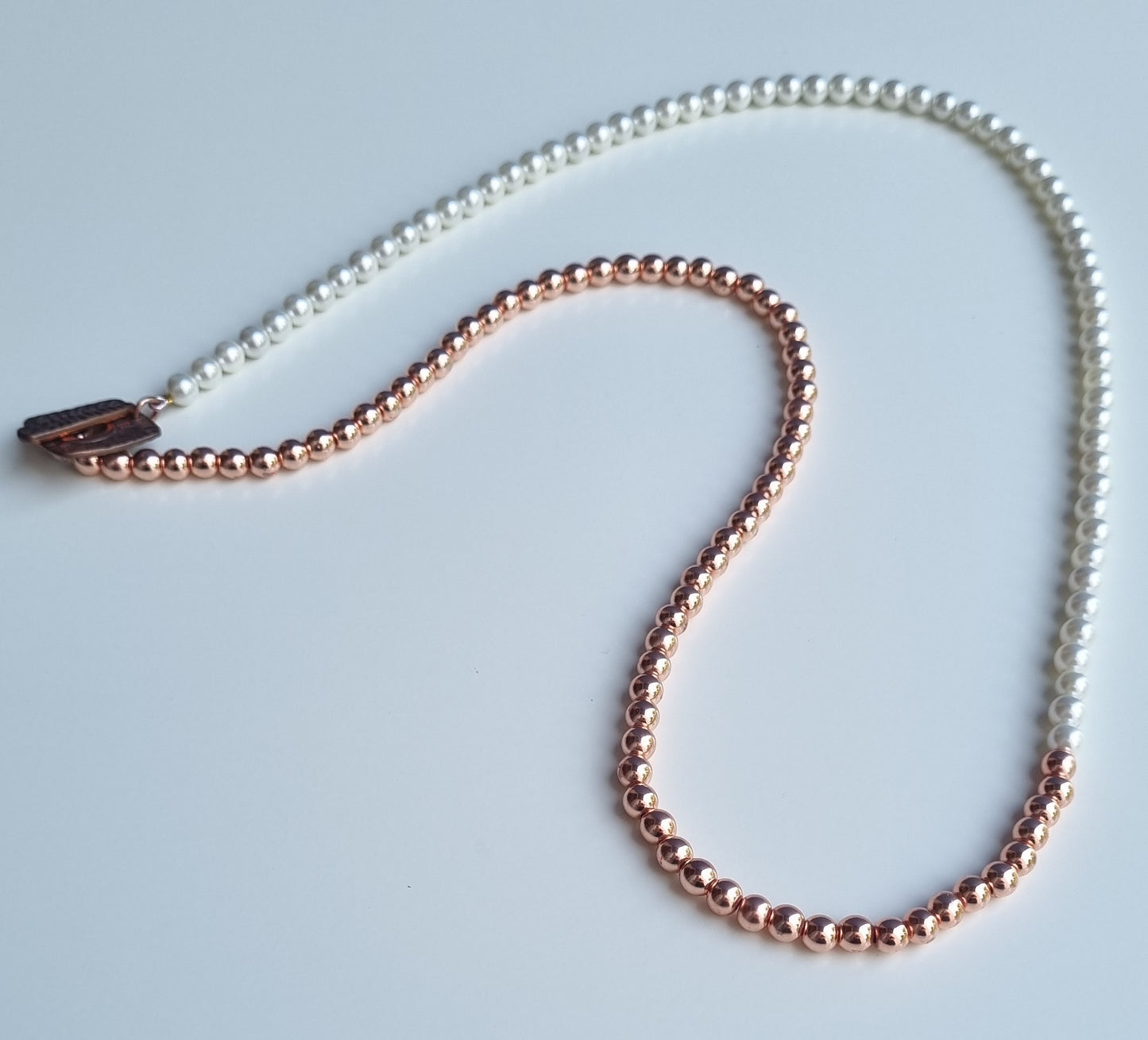 Collana LE PERLE .045 filo perle ematite rosa e perline coltivate con chiusura t bar bronzo