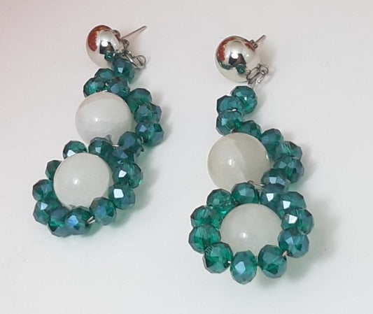 Orecchini ZELDA .038 cristalli verde smeraldo, perle a spirale.