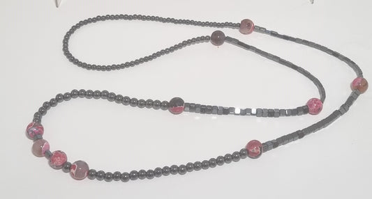 Collana I NERI .005 lunga di perle e quadrotti ematite con perle quarzo variegate nero fucsia.