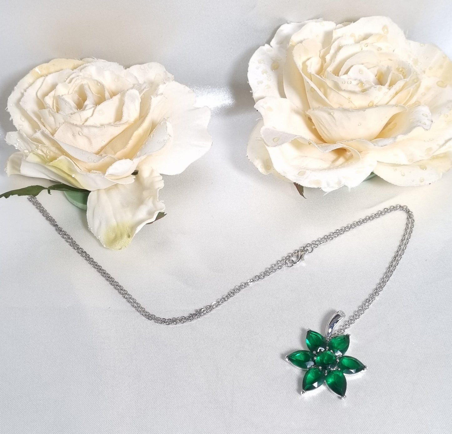 Collana AMORE .020 catenella lunga ciondolo fiore cristallo verde smeraldo e acciaio.