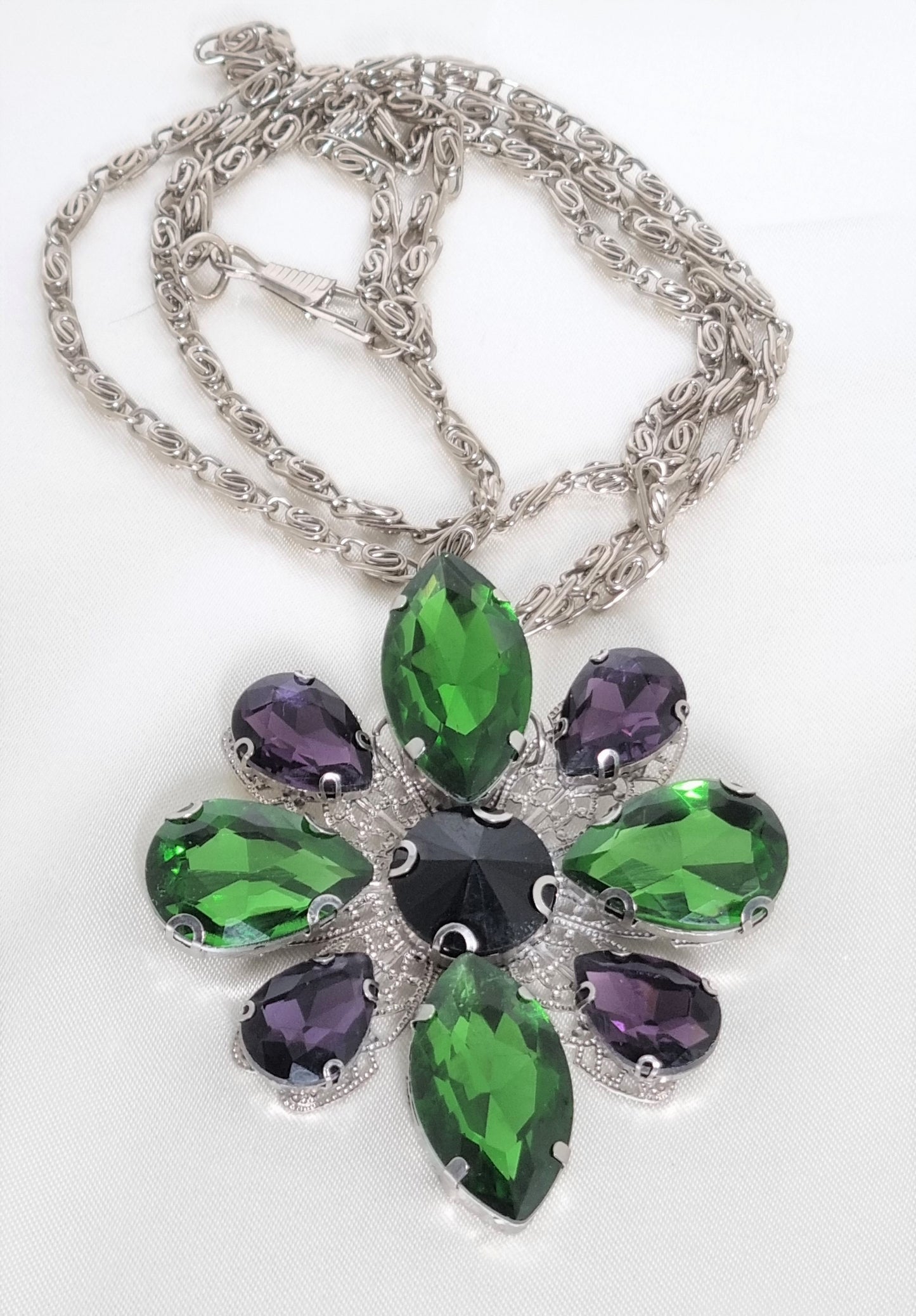 Collana ZELDA .082 lunga, catenella in acciaio, fiore cristalli verdi e viola.