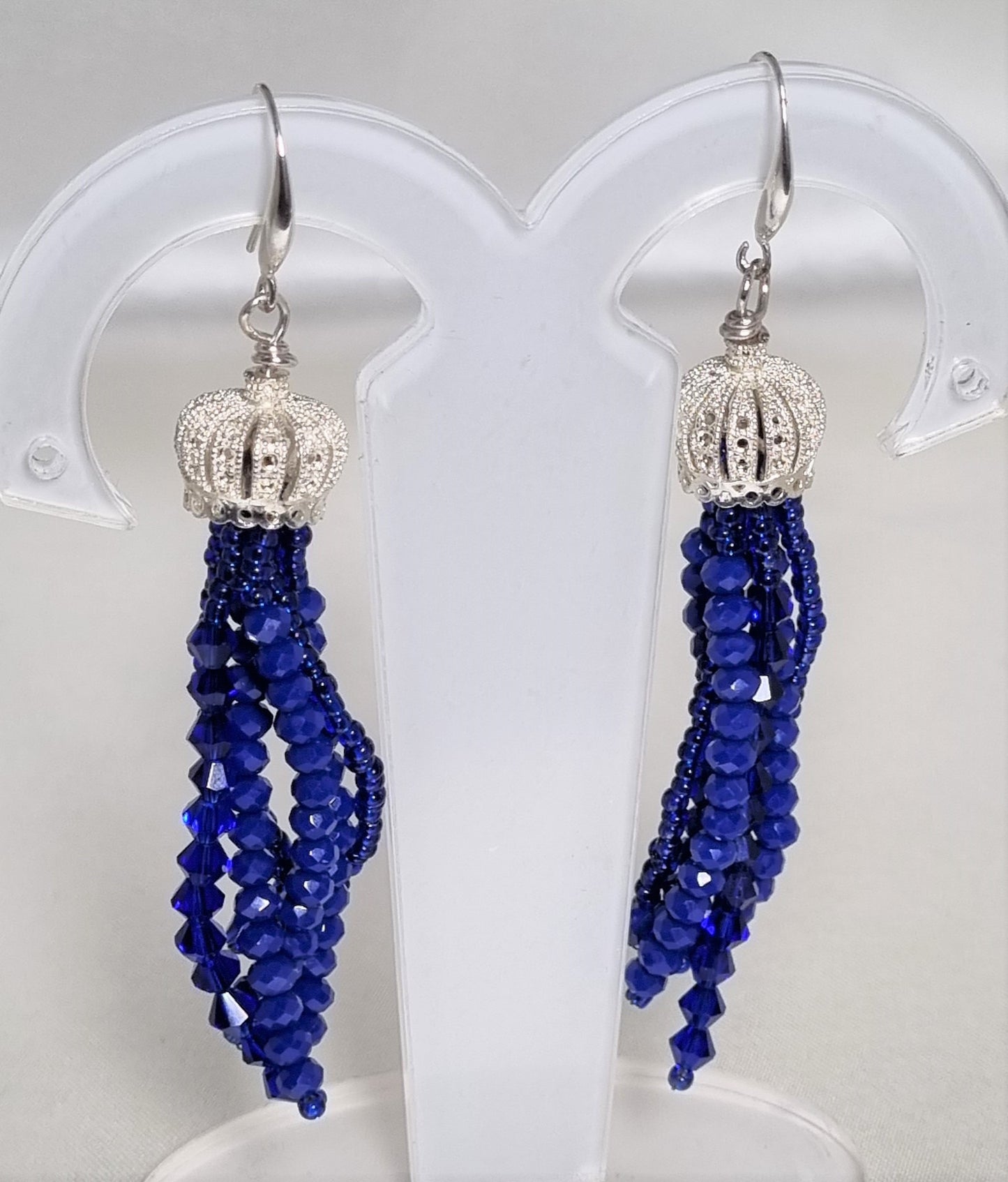 Orecchini I CRISTALLI .056 ciuffo di piccoli cristalli blu e coroncina argentata.