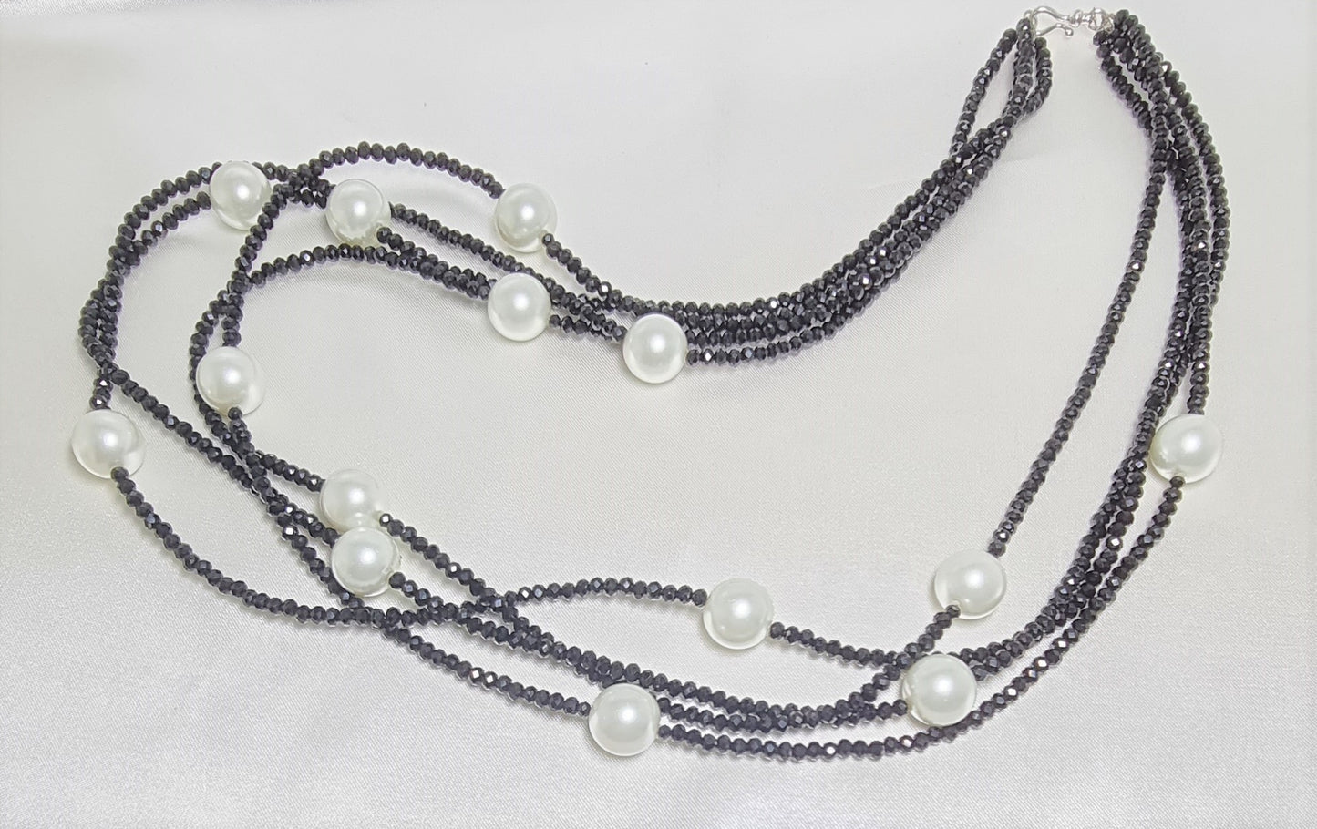 Collana I CRISTALLI .097 _4 fili di piccoli cristalli neri e perle.