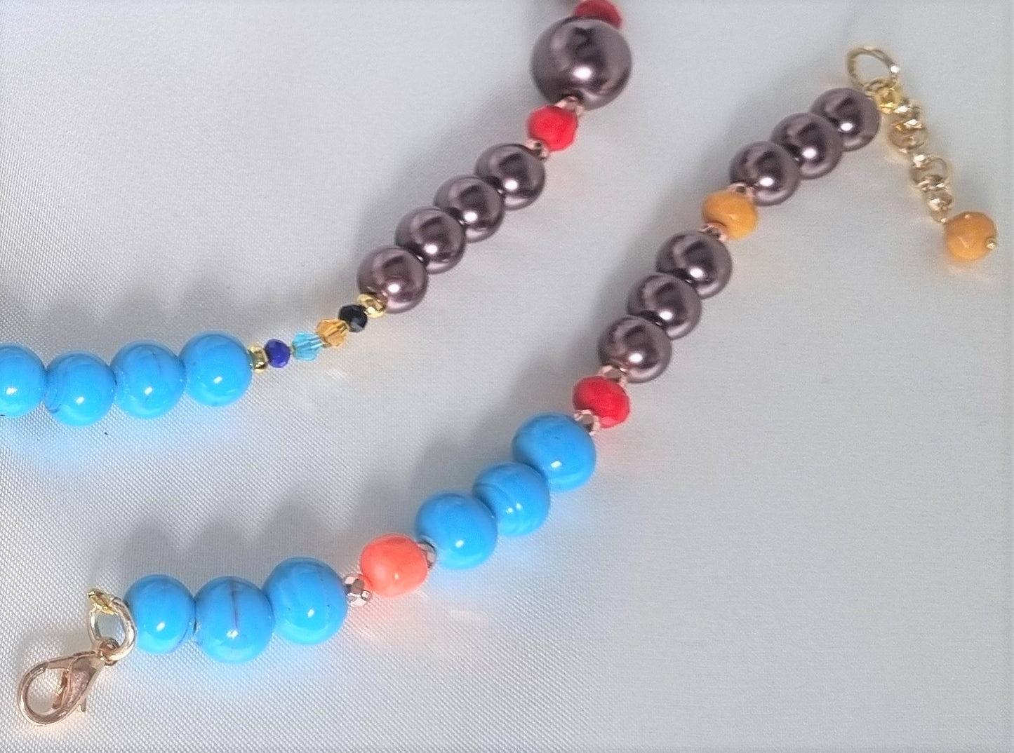 Collana LE PIETRE .078 lunga, mezzo filo perle bronzo, mezzo filo perle turchese, cristalli colorati.
