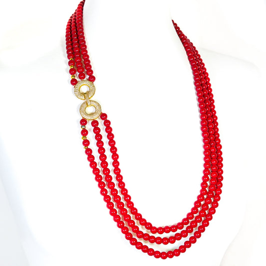 Collana I ROSSI .038, tre fili perle rosse,  chiusura cerchi oro e strass.