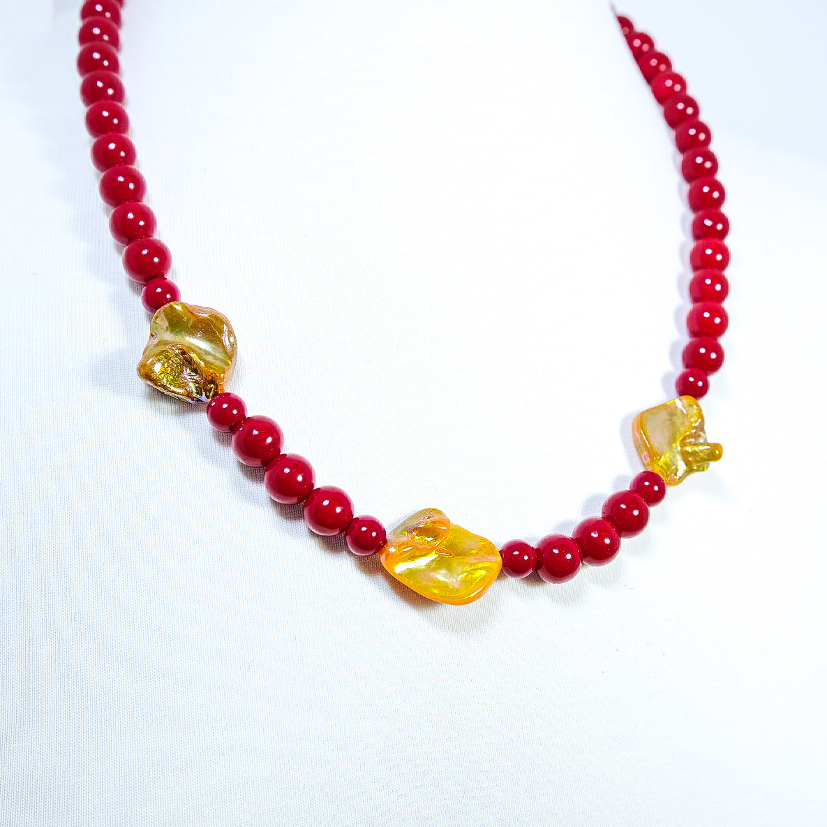 Collana I ROSSI .037, collier di  filo perle rosse e madreperla scaramazza dorata.