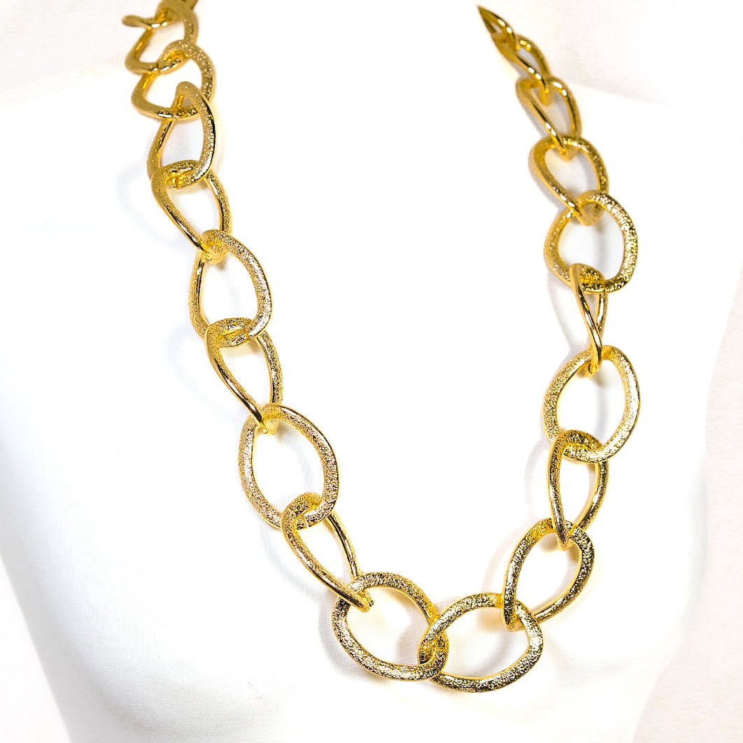 Collana GRACE i metalli .032 lunga grandi maglie metallo dorato martellate.