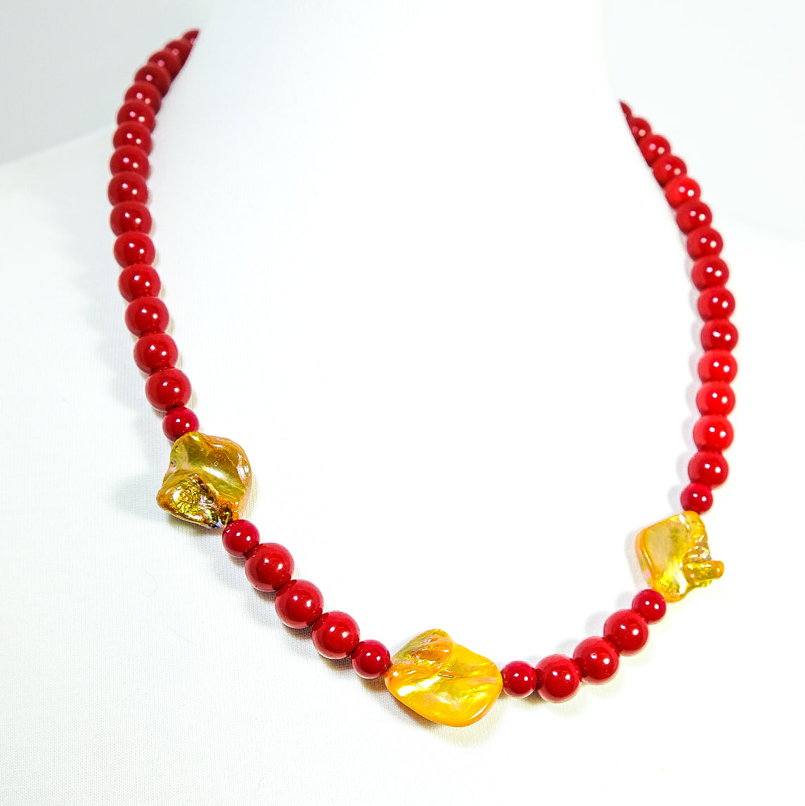 Collana I ROSSI .037, collier di  filo perle rosse e madreperla scaramazza dorata.