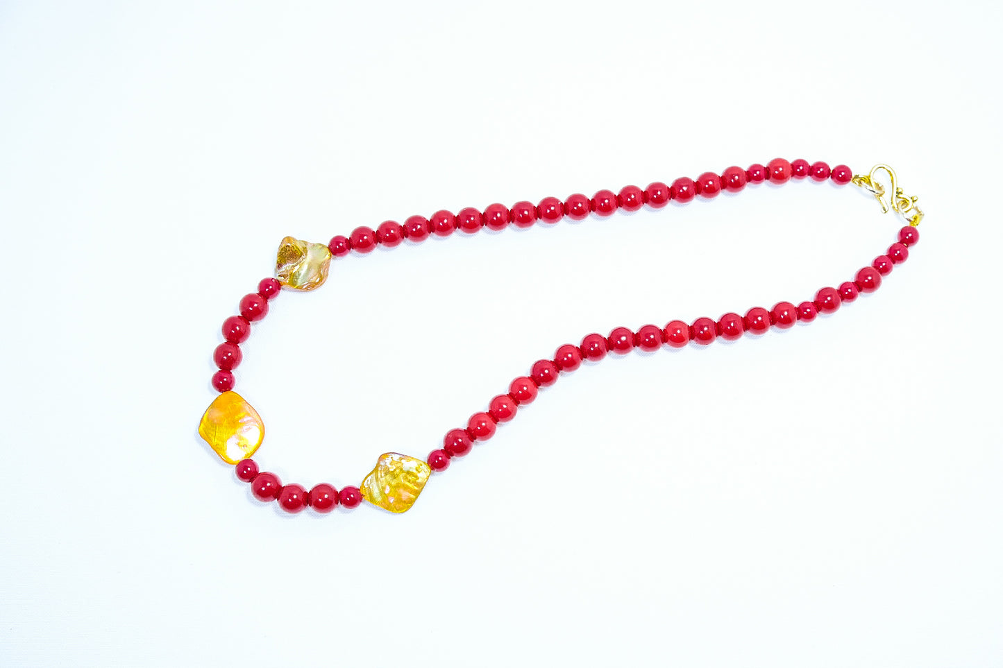 Collana I ROSSI .037, collier di  filo perle rosse e madreperla scaramazza dorata.