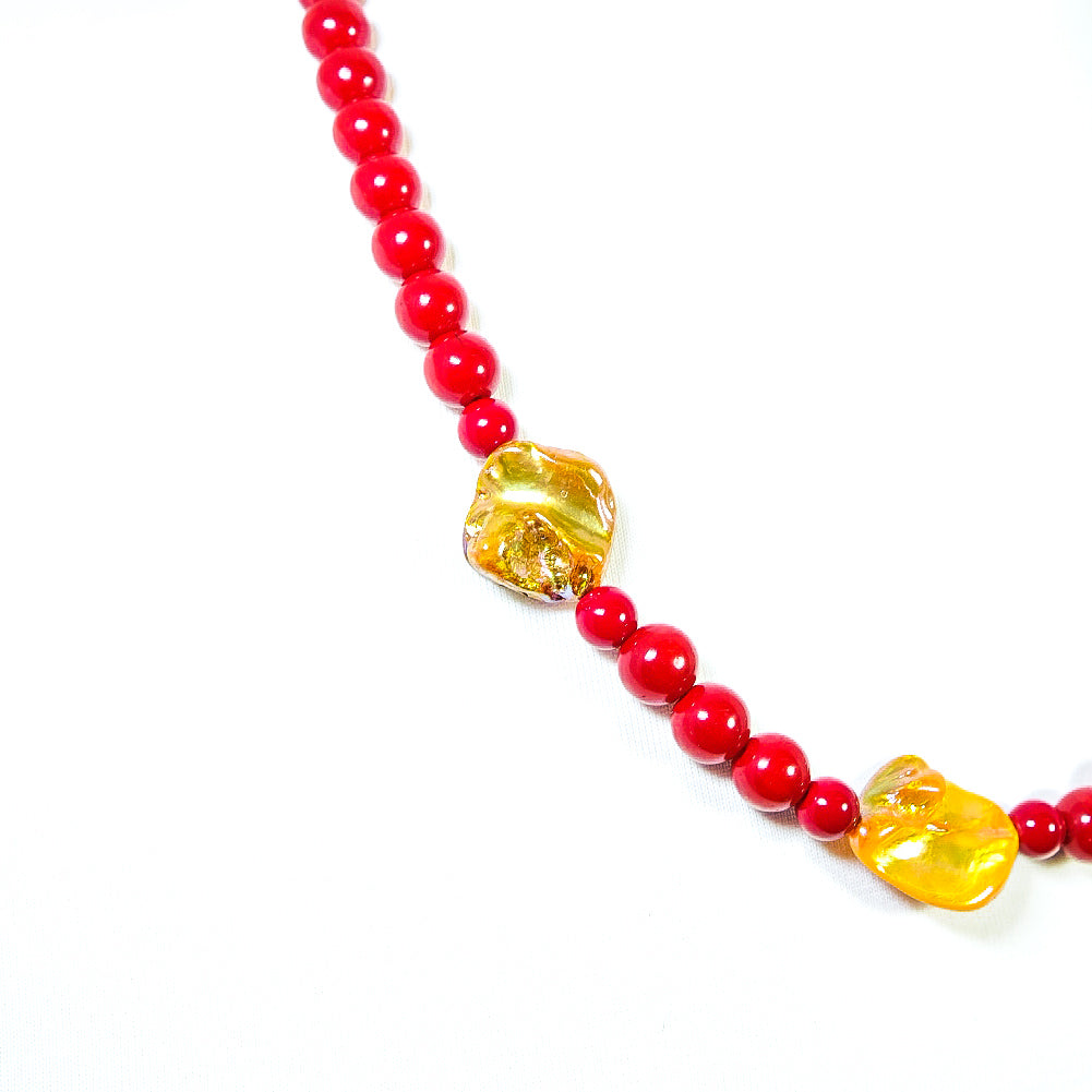 Collana I ROSSI .037, collier di  filo perle rosse e madreperla scaramazza dorata.
