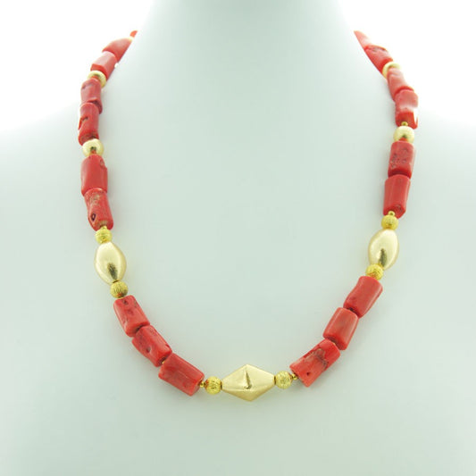 Collana LE PIETRE .018 elementi dorati inseriti tra perle a tubo in corallo rosa.