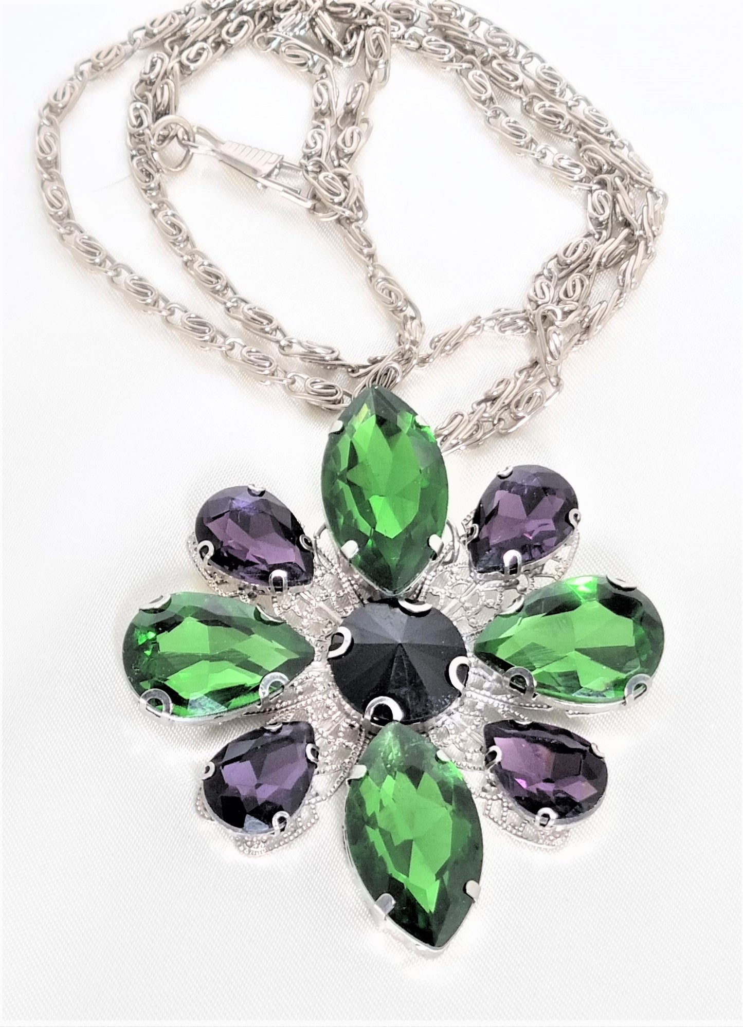 Collana ZELDA .082 lunga, catenella in acciaio, fiore cristalli verdi e viola.