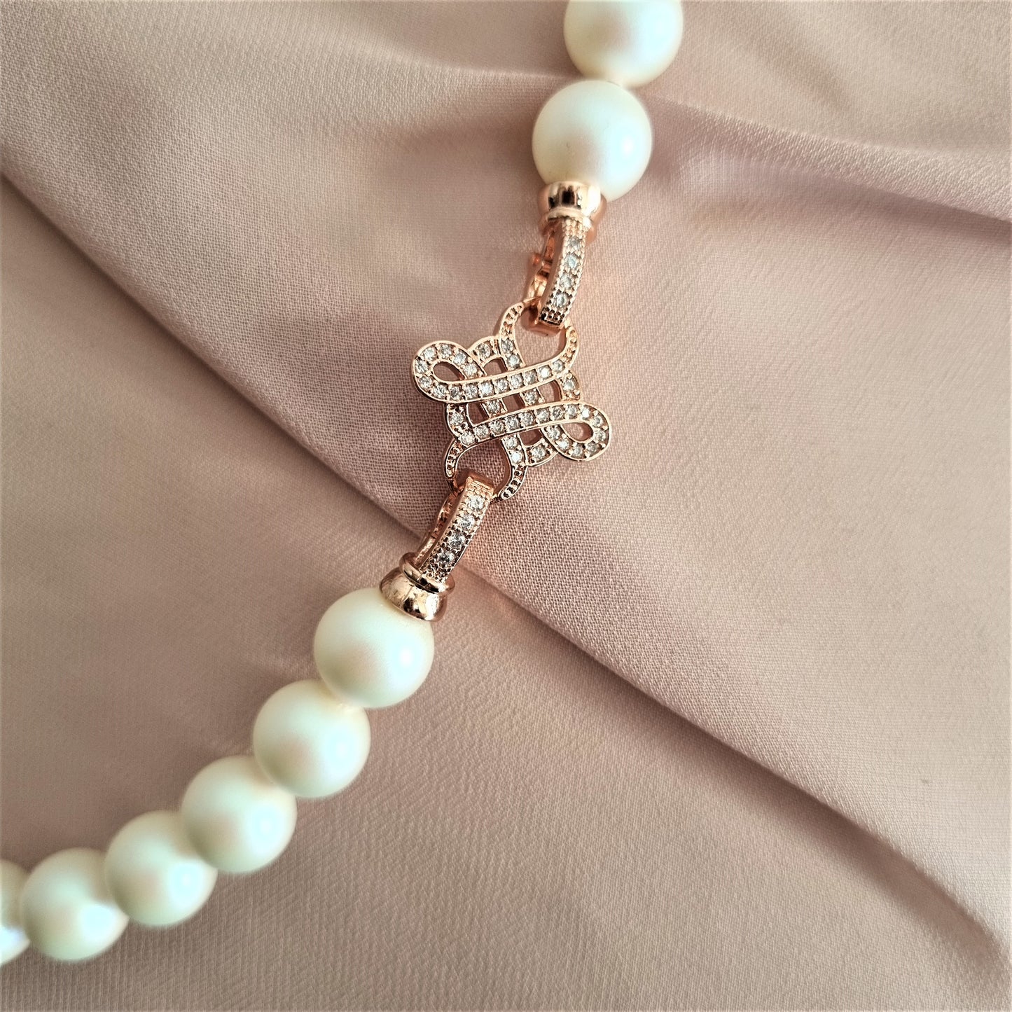 LUXURY Collana .005  perle swarovsky bianco perlato, chiusura metallo rosa e strass.