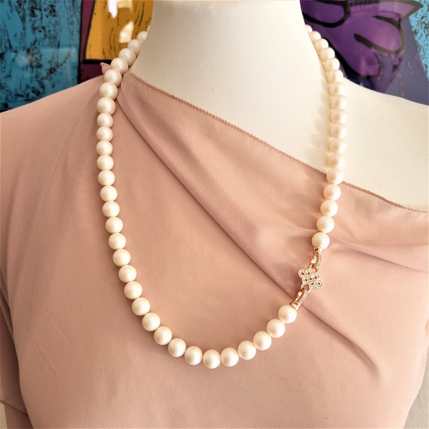 LUXURY Collana .005  perle swarovsky bianco perlato, chiusura metallo rosa e strass.