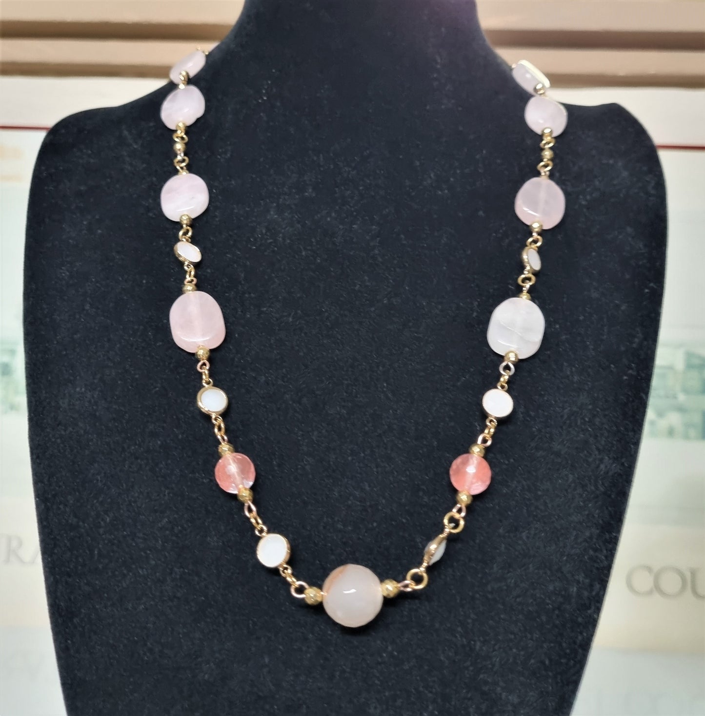 Collana LE PIETRE .071 un filo di perle agata rosa, elementi ematite e metallo dorato